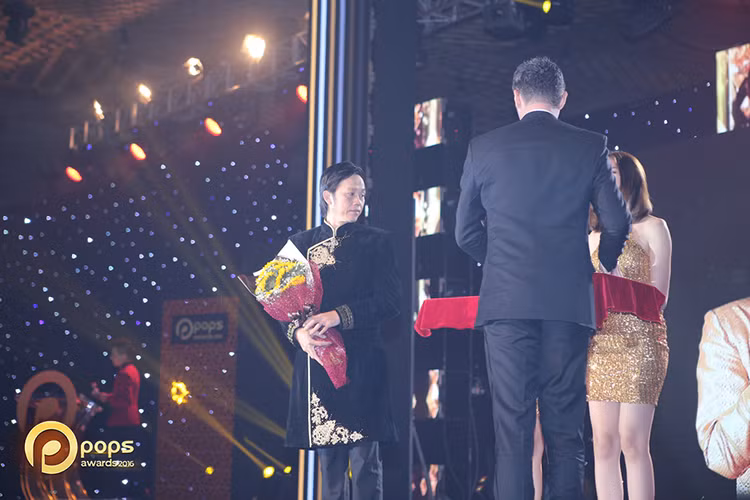Hoai Linh xuc dong nhan giai thuong POPS Awards 2016-Hinh-3