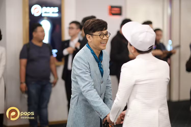 Hoai Linh xuc dong nhan giai thuong POPS Awards 2016-Hinh-8