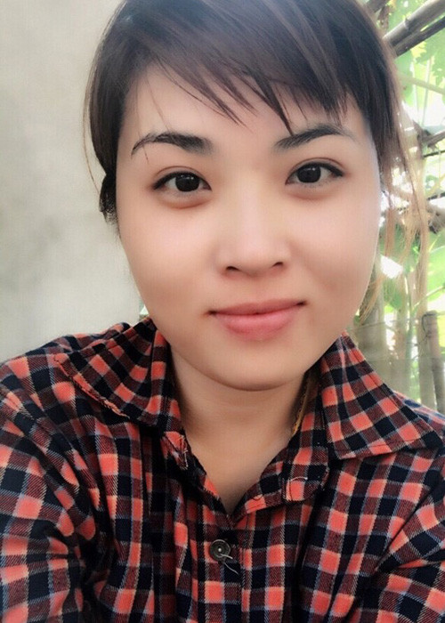 Bà xã Chiến Thắng kém chồng 15 tuổi và trông khá xinh xắn. (Ảnh: Zing)