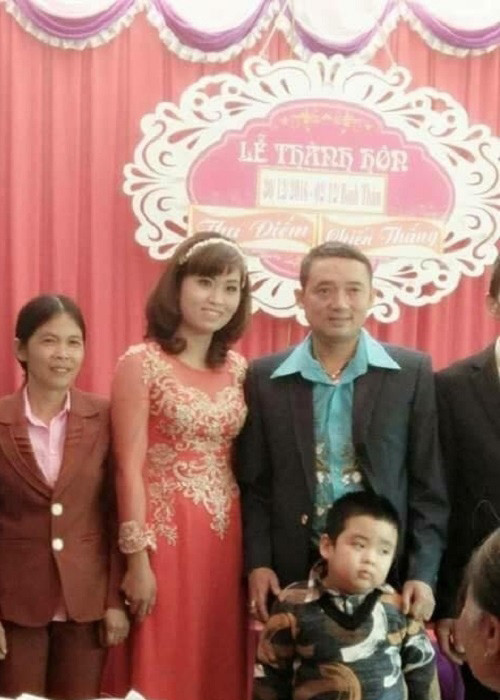 Theo lời nam danh hài, bà xã của anh tên Thu Ngọc, sinh năm 1990 và đang là giáo viên tiểu học. Cả hai quen nhau trong lần Chiến Thắng đi diễn ở Phú Thọ. (Ảnh: Dân Việt)