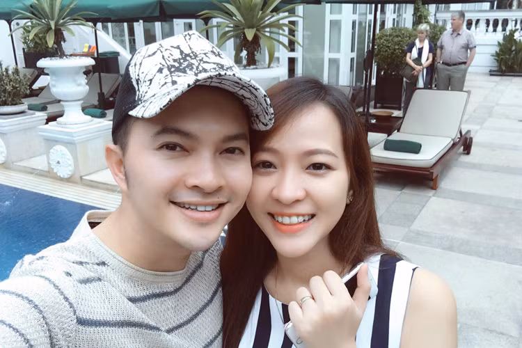 6 tháng sau đám cưới, vợ chồng Nam Cường đã có tin vui. Vào tháng 9/2016, nam ca sĩ sinh năm 1985 tiết lộ bà xã đã mang bầu hơn 4 tháng. (Ảnh: Facebook nhân vật)