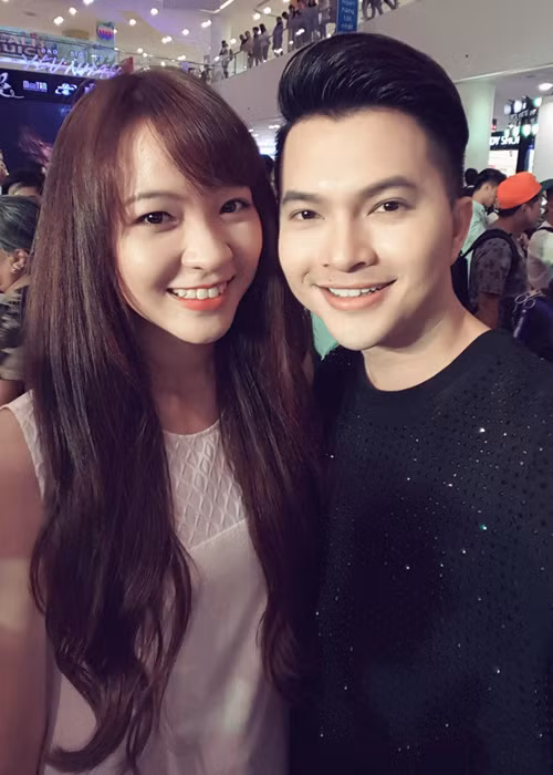 Hình ảnh Nam Cường bên bà xã 9x trong một buổi ra mắt phim sau đám cưới bí mật. (Ảnh: Facebook nhân vật)