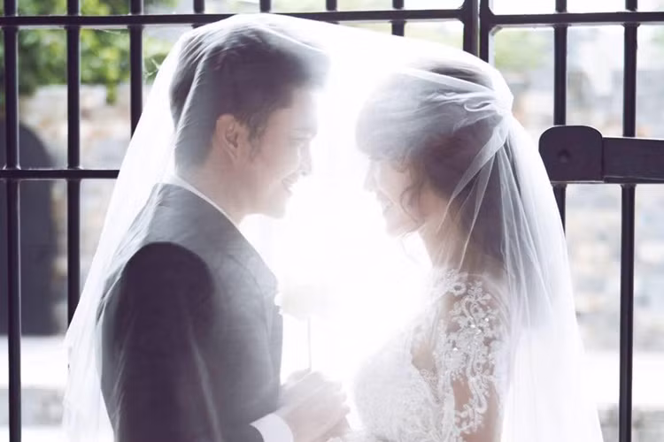 Bà xã Nam Cường tên Phương Thảo, sinh năm 1993 và đang theo học ngân hàng. Cả hai đã có 2 năm tìm hiểu trước khi đi tới hôn nhân. (Ảnh: Facebook nhân vật)