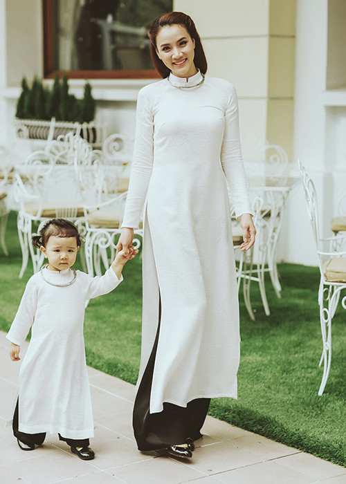 Đi ra ngoài gặp người quen ban đầu con gái Trang Nhung tỏ ra rụt rè, thăm dò nhưng đến khi quen rồi thì sẽ quấn quýt không rời.