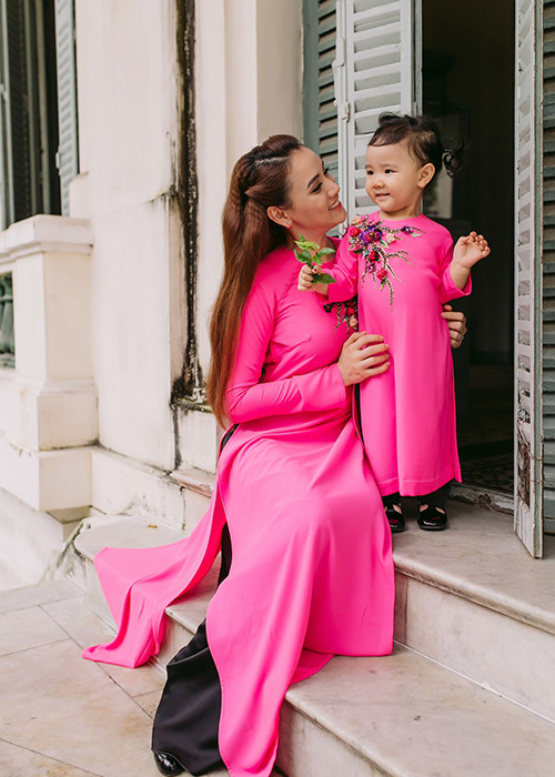 Sau hai năm toàn tâm toàn ý lo cho gia đình nhỏ, Tranng Nhung đã xuất hiện trở lại sóng truyền hình với nhân vật Hoa trong phim “Ngày mai ánh sáng”.