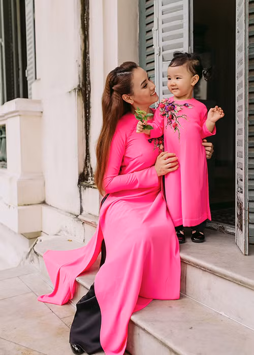 Sau hai năm toàn tâm toàn ý lo cho gia đình nhỏ, Tranng Nhung đã xuất hiện trở lại sóng truyền hình với nhân vật Hoa trong phim “Ngày mai ánh sáng”.