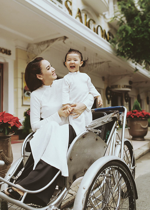 Trang Nhung chia sẻ, mỗi khi về nhà nhìn thấy bé Vani thì mọi mệt mỏi của cô dường như tan biến.