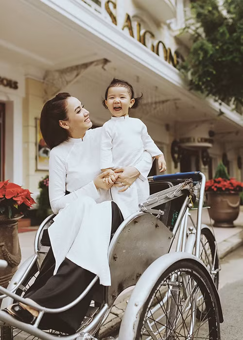 Trang Nhung chia sẻ, mỗi khi về nhà nhìn thấy bé Vani thì mọi mệt mỏi của cô dường như tan biến.