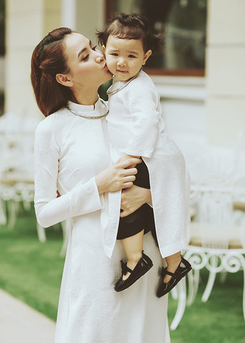 Nữ diễn viên phim “Scandal 2” cưng nựng thiên thần nhỏ của mình khi xuống phố thực hiện bộ ảnh.