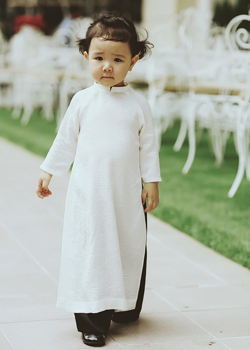 Bé Vani tự xúc cơm ăn tuy chậm mà rất gọn gàng cũng như chủ động lựa chọn quần áo, giày dép khi bố mẹ cho đi chơi.