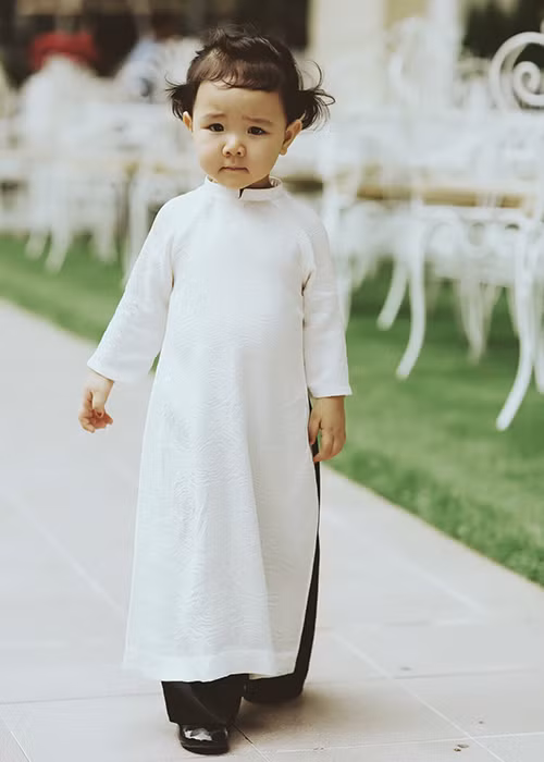 Bé Vani tự xúc cơm ăn tuy chậm mà rất gọn gàng cũng như chủ động lựa chọn quần áo, giày dép khi bố mẹ cho đi chơi.