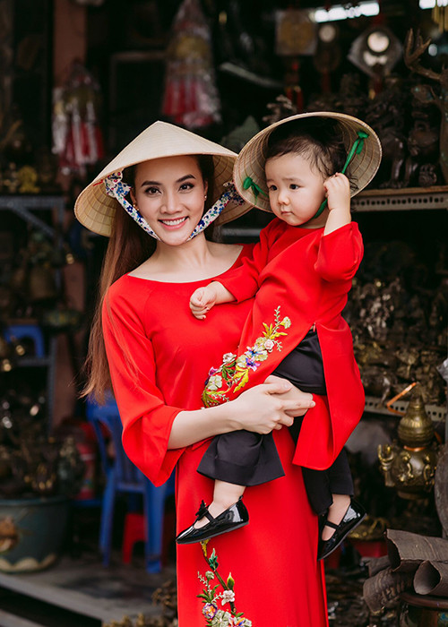 Trong bộ ảnh lưu lại những khoảnh khắc đáng nhớ, bé Vani cùng mẹ diện áo dài truyền thống thêu hoa.
