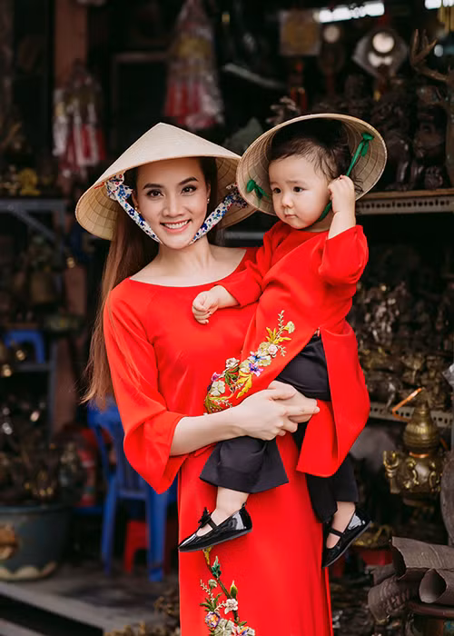 Trong bộ ảnh lưu lại những khoảnh khắc đáng nhớ, bé Vani cùng mẹ diện áo dài truyền thống thêu hoa.