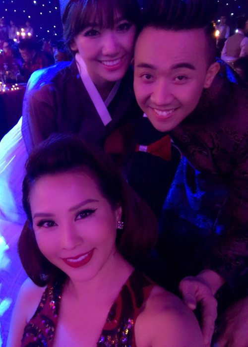 Cặp đôi vui vẻ đến chào hỏi các khách mời tham dự đám cưới. (Ảnh: Facebook Hoa hậu Thu Hoài).