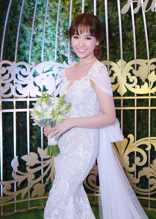 Giọng ca "Anh cứ đi đi" không giấu được niềm hạnh phúc khi chính thức lên xe hoa. (Ảnh: Dân Việt)