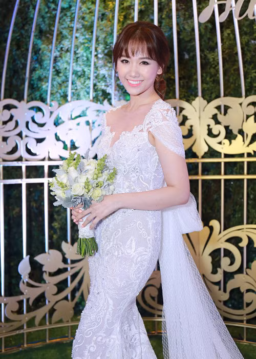 Giọng ca "Anh cứ đi đi" không giấu được niềm hạnh phúc khi chính thức lên xe hoa. (Ảnh: Dân Việt)