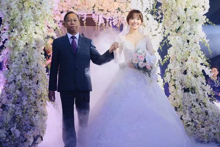 Ở phần nghi lễ, Hari Won thay chiếc váy cưới 10.000 USD - món quà đặc biệt Trấn Thành tặng cho cô. (Ảnh: Zing)