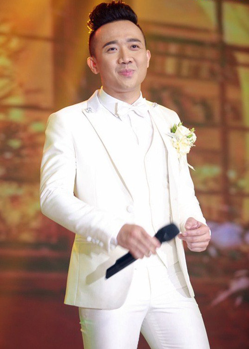 Trước khi phần nghi lễ bắt đầu, chú rể Trấn Thành xuất hiện trong trang phục vest trắng thể hiện một ca khúc. (Ảnh: Vietnamnet)
