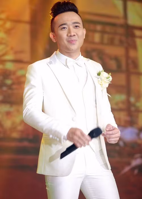 Trước khi phần nghi lễ bắt đầu, chú rể Trấn Thành xuất hiện trong trang phục vest trắng thể hiện một ca khúc. (Ảnh: Vietnamnet)