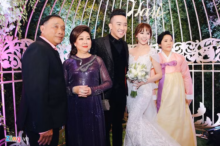 Cặp vợ chồng son Trấn Thành - Hari Won vui vẻ chụp ảnh cùng bố mẹ. Trong khi mẹ của cô dâu diện trang phục truyền thống của Hàn Quốc thì mẹ chú rể chọn áo dài truyền thống của Việt Nam. (Ảnh: Zing)