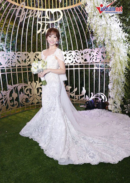 Trong ngày trọng đại của mình, Hari Won đẹp lộng lẫy trong chiếc váy cưới đuôi cá cầu kỳ được đặt may riêng. (Ảnh: Vietnamnet)