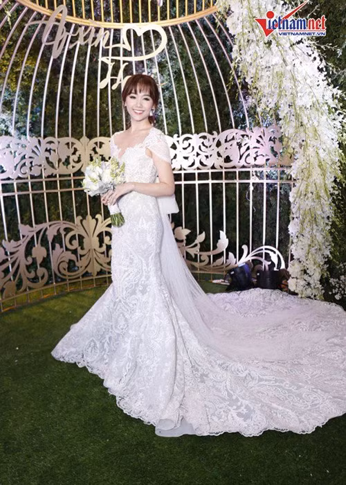 Trong ngày trọng đại của mình, Hari Won đẹp lộng lẫy trong chiếc váy cưới đuôi cá cầu kỳ được đặt may riêng. (Ảnh: Vietnamnet)