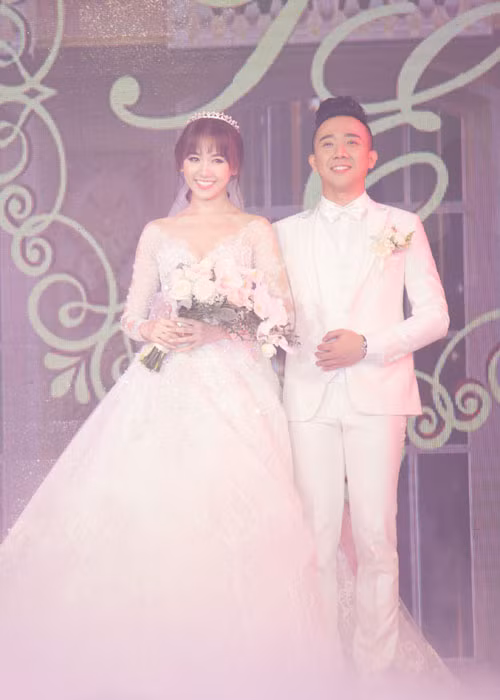 Trước hôn lễ, Hari Won và Trấn Thành đã trải qua chặng đường hẹn hò gần 1 năm đầy sóng gió. (Ảnh: Dân Việt)