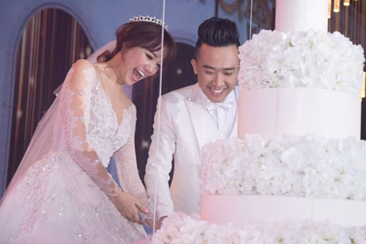 Đôi trai tài gái sắc của Vbiz hạnh phúc cùng cắt chiếc bánh cưới. (Ảnh: Dân Việt)