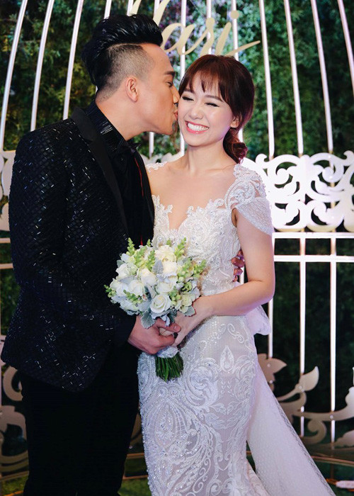 Xuất hiện ở giờ đón khách, Trấn Thành đã trao nụ hôn đầy ngọt ngào cho Hari Won. (Ảnh: Zing News)