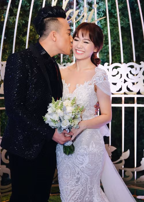 Xuất hiện ở giờ đón khách, Trấn Thành đã trao nụ hôn đầy ngọt ngào cho Hari Won. (Ảnh: Zing News)