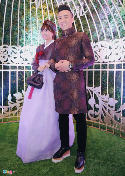 Sau phần nghi lễ, Trấn Thành - Hari Won thay trang phục. Trong khi chú rể diện áo dài thì cô dâu mặc trang phục truyền thống của Hàn Quốc. (Ảnh: Zing)