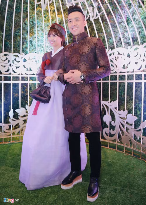 Sau phần nghi lễ, Trấn Thành - Hari Won thay trang phục. Trong khi chú rể diện áo dài thì cô dâu mặc trang phục truyền thống của Hàn Quốc. (Ảnh: Zing)