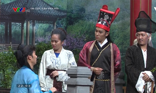 Truong Giang tu bam chuong vi bo tay voi khach moi