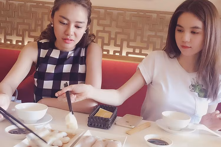 Trong mắt người tình mới, cách ăn uống, hành động thường ngày của Ngọc Trinh tuy hậu đậu nhưng rất đáng yêu. (Ảnh: Instagram nhân vật) 