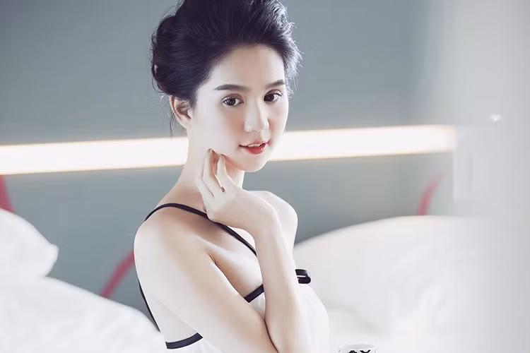 Trước khi có tình mới, Ngọc Trinh vốn cũng đã được xem là mỹ nhân Việt có những phát ngôn “thật như đếm” từng vấp phải những ý kiến trái chiều của dư luận. (Ảnh: Instagram nhân vật) 