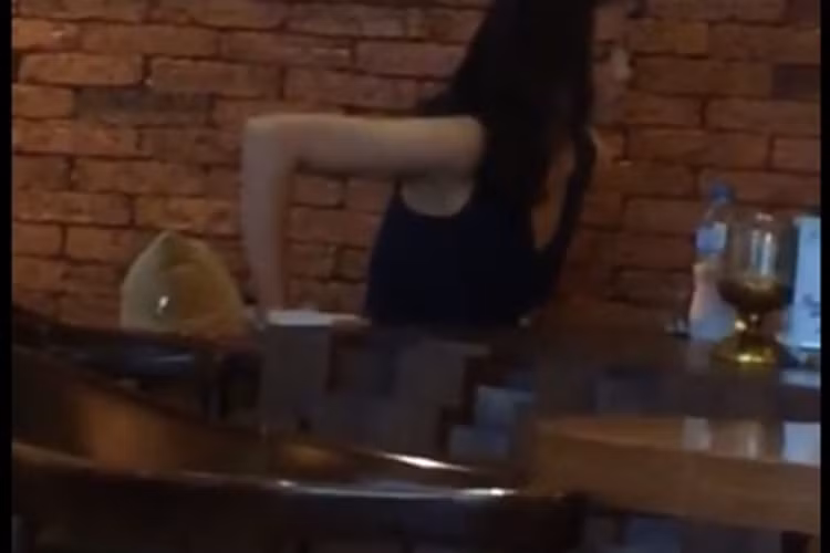 Khi bị phát hiện hút thuốc lá nơi công cộng, Kỳ Duyên đã bị ban tổ chức cuộc thi Hoa hậu Việt Nam tước quyền trao vương miện cho người kế nhiệm ở mùa giải năm 2016. (Ảnh: Vntinnhanh)