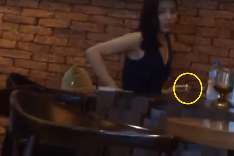 Trước đó, vào tháng 7/2016, Kỳ Duyên đã bị ghi lại khoảnh khắc hút thuốc nơi công cộng, khiến dư luận phản ứng mạnh mẽ đến mức đòi cô trả lại vương miện Hoa hậu Việt Nam 2014. (Ảnh: Vntinnhanh)