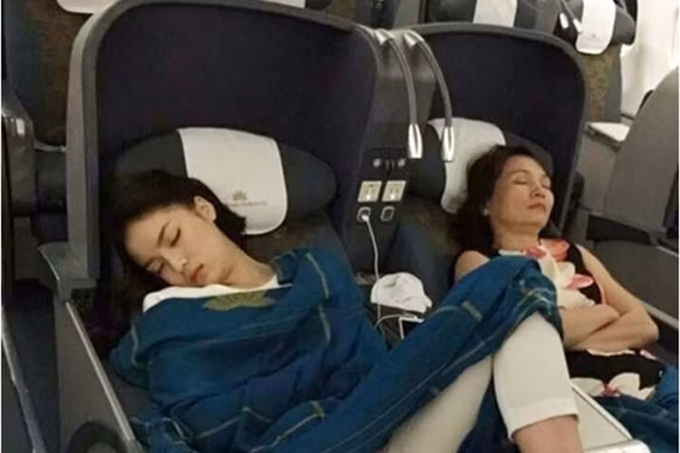 Năm 2015, Hoa hậu Việt Nam 2014 để lộ hình ảnh dáng ngủ kém duyên trên chuyến bay từ Sài Gòn ra Hà Nội. Nhiều người chỉ trích Kỳ Duyên là hoa hậu thì nên biết giữ hình ảnh nơi công cộng. (Ảnh: VTC)