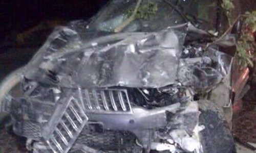 Chiếc xe gây tai nạn nát bét được bỏ lại hiện trường.