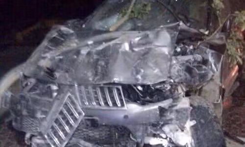 Chiếc xe gây tai nạn nát bét được bỏ lại hiện trường.