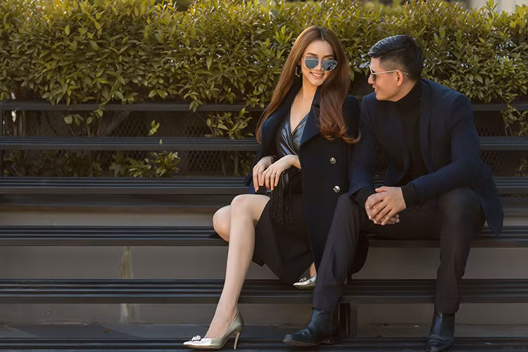 “Gái một con” Trang Nhung và ông bố hai con không ngần ngại thể hiện cảnh nắm tay không rời và nhìn nhau đầy say đắm trên phố.