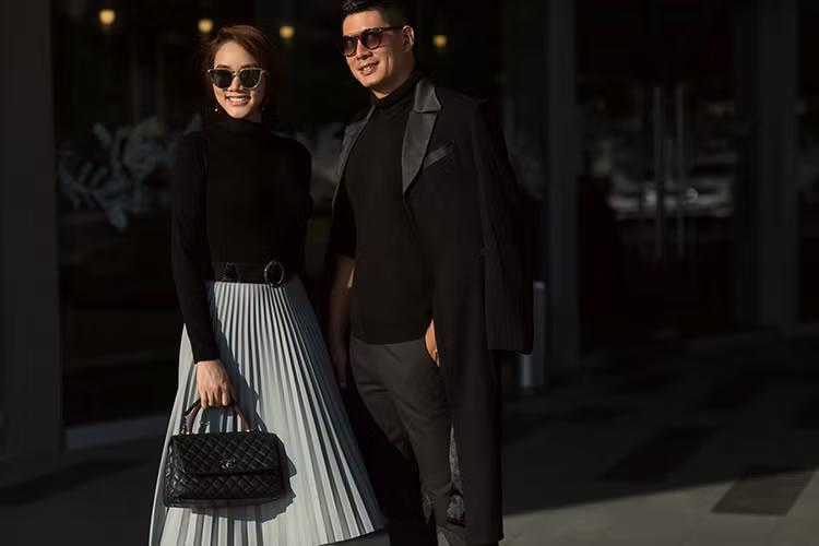 Nhân vật của Trang Nhung trong “Ngày mai ánh sáng” có tạo hình tóc cắt mái ngố, làn da tối màu, quần áo cũ kỹ.