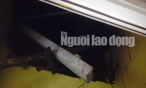 Một nhà dân bị nứt tường, sập trần.