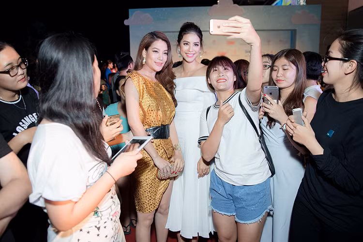 Cả hai người đẹp vui vẻ chụp hình kỷ niệm cùng nhau và bị người hâm mộ vây kín khi xuất hiện bên nhau.