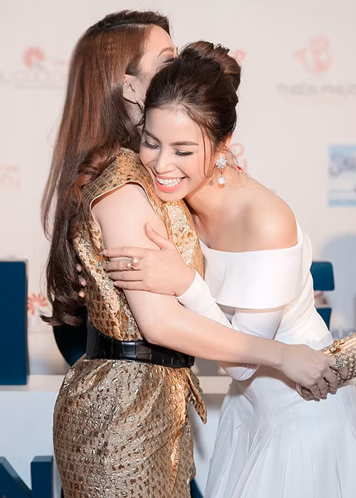 Khoảnh khắc Phạm Hương ôm trầm lấy nữ diễn viên phim “Hương ga” tại buổi ra mắt phim của An Nguy.