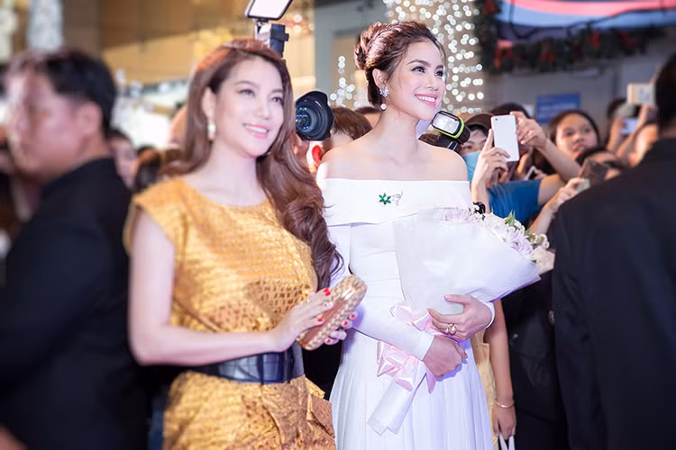 Phạm Hương còn chọn một bó hoa tươi tắn mang đến tặng An Nguy như là món quà khích lệ tinh thần cho vai nữ chính của học trò trong bộ phim “Chờ em đến ngày mai”.