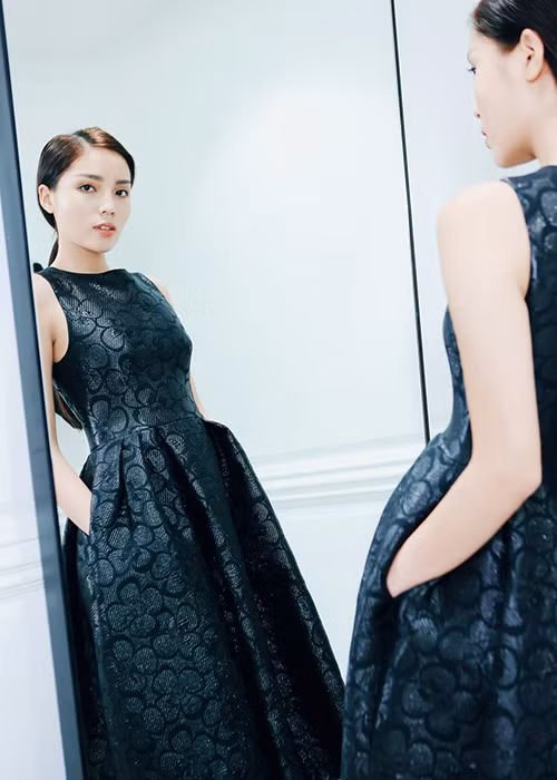 Với 3 lựa chọn trên, Hoa hậu Kỳ Duyên vẫn còn khá phân vân bởi các thiết kế đều phù hợp với sắc vóc của cô.