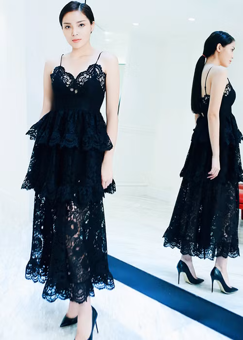 Kỳ Duyên chọn ướm thử váy hai dây ren ôm sát. Trong nhiều năm nay, việc khai thác chất liệu ren và làm mới chúng được Đỗ Mạnh Cường thực hiện khá tốt.