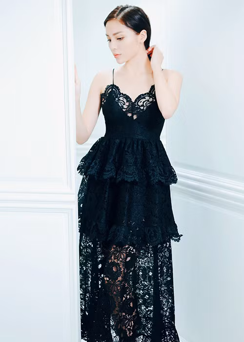 Được biết, đây là lần thứ 3 Hoa hậu Việt Nam 2014 đến chia vui cùng Đỗ Mạnh Cường khi anh ra mắt bộ sưu tập mới.