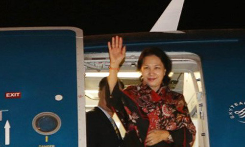 Chủ tịch Quốc hội Nguyễn Thị Kim Ngân tới sân bay Abu Dhabi để dự Hội nghị Thượng đỉnh các Nữ Chủ tịch Quốc hội thế giới lần thứ 11. (Ảnh: Trọng Đức/TTXVN.